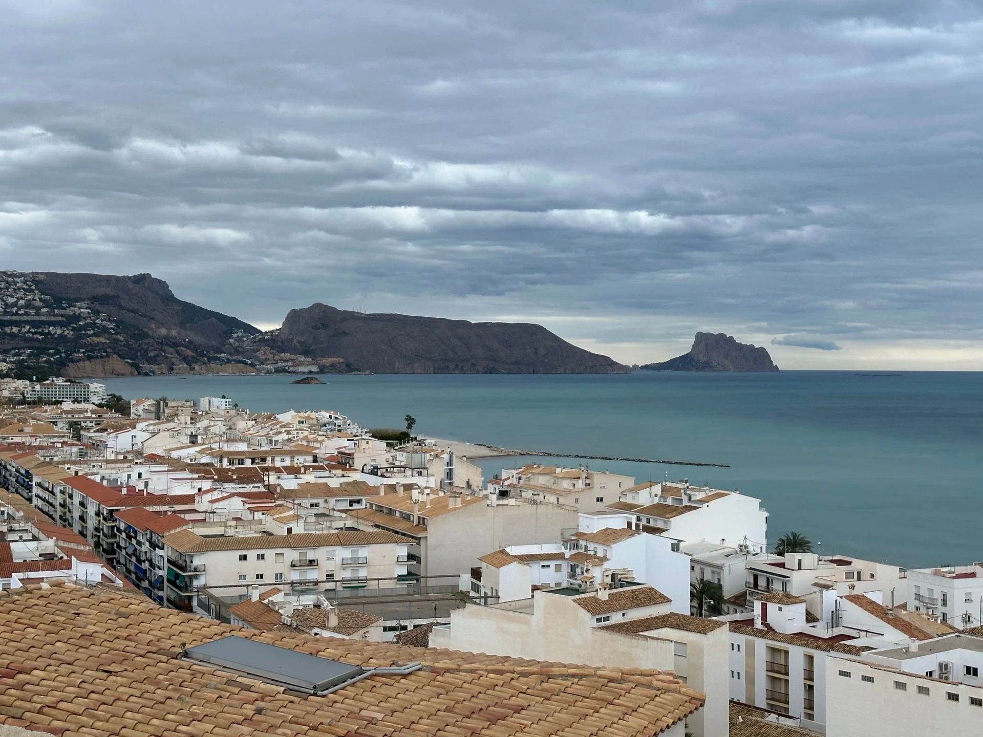 Tetti di Altea e promontori mediterranei: veduta generale della Costa Blanca, non dei luoghi di osservazione descritti