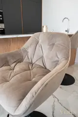 Detalle del taburete — fotografía de referencia del interior JULIET