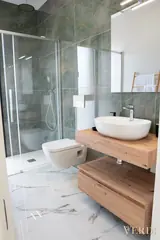 Baño con lavabo y ducha — fotografía de referencia JULIET