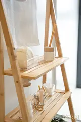 Estantería de escalera con toallas en el baño — fotografía de referencia JULIET