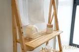 Detalle de estantería de escalera del baño — fotografía de referencia JULIET