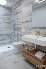 Baño con ducha a ras de suelo — fotografía de referencia del interior JULIET