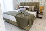 Dormitorio con manta verde — fotografía de referencia JULIET