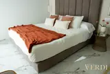 Dormitorio con ropa de cama naranja — fotografía de referencia JULIET