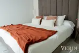 Dormitorio con manta naranja — fotografía de referencia del interior JULIET