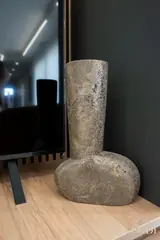 Detalle de jarrón decorativo — fotografía de referencia del interior JULIET