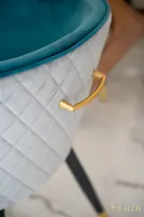 Detalle del respaldo de la silla de comedor — fotografía de referencia JULIET