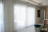 Comedor junto a la ventana y las cortinas — fotografía de referencia del interior JULIET