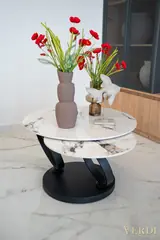 Flores y mesa auxiliar — fotografía de referencia JULIET