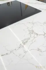 Detalle de la placa de cocción y la encimera — fotografía de referencia del interior JULIET