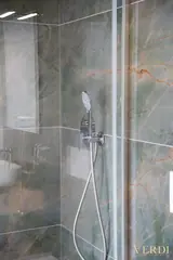Detalle de ducha y revestimiento de pared — fotografía de referencia JULIET