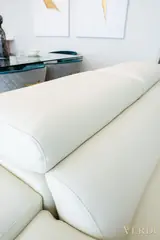 Detalle del sofá — fotografía de referencia del interior JULIET