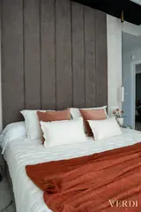 Detalle del cabecero tapizado — fotografía de referencia del interior JULIET