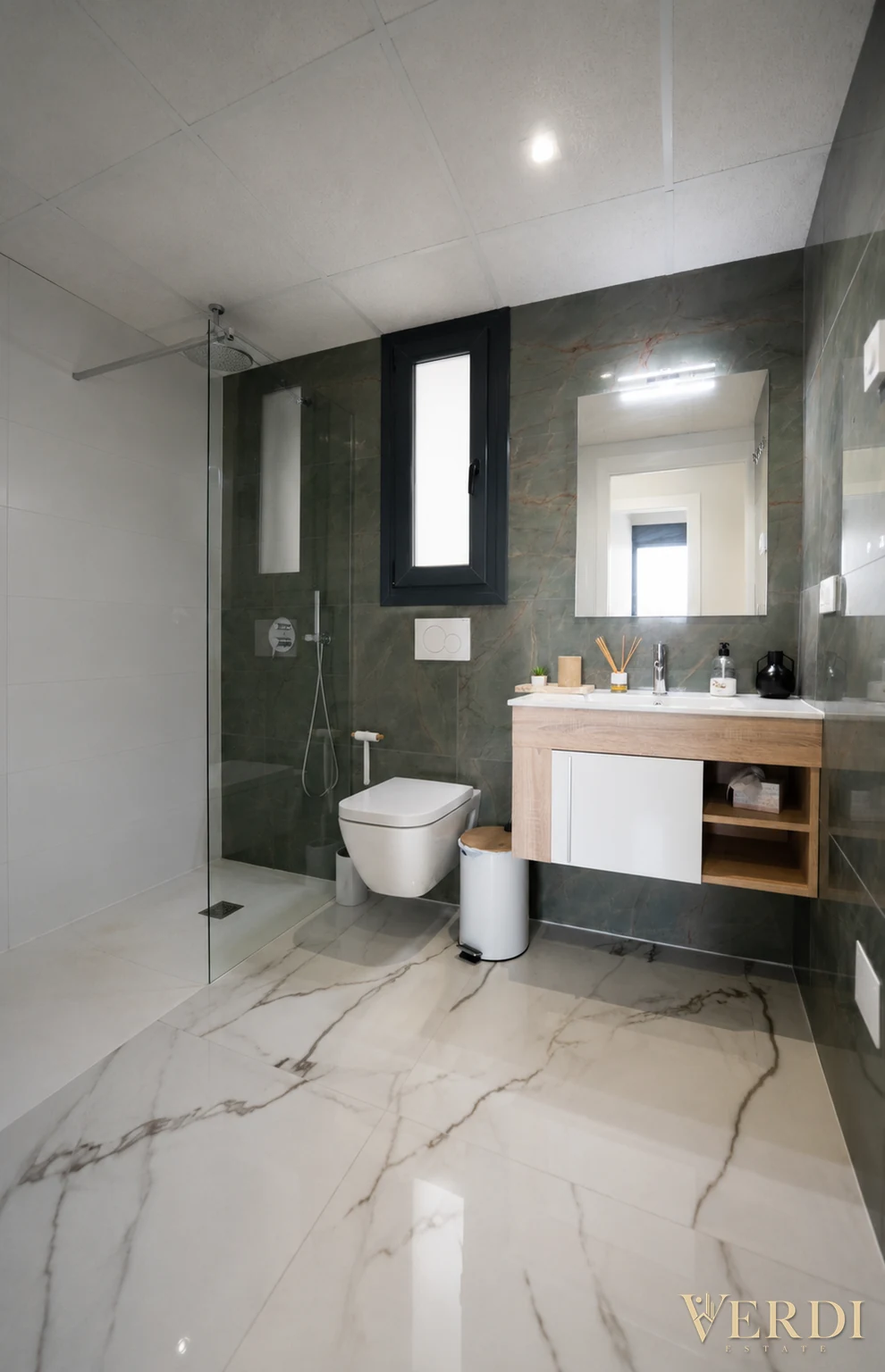 Referencia interior: baño con mueble y ducha