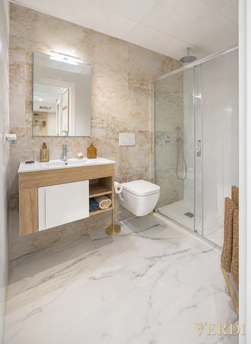Referencia interior: mueble de baño, espejo y ducha