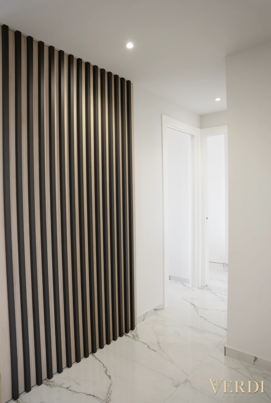 Referencia interior: entrada y panel de listones