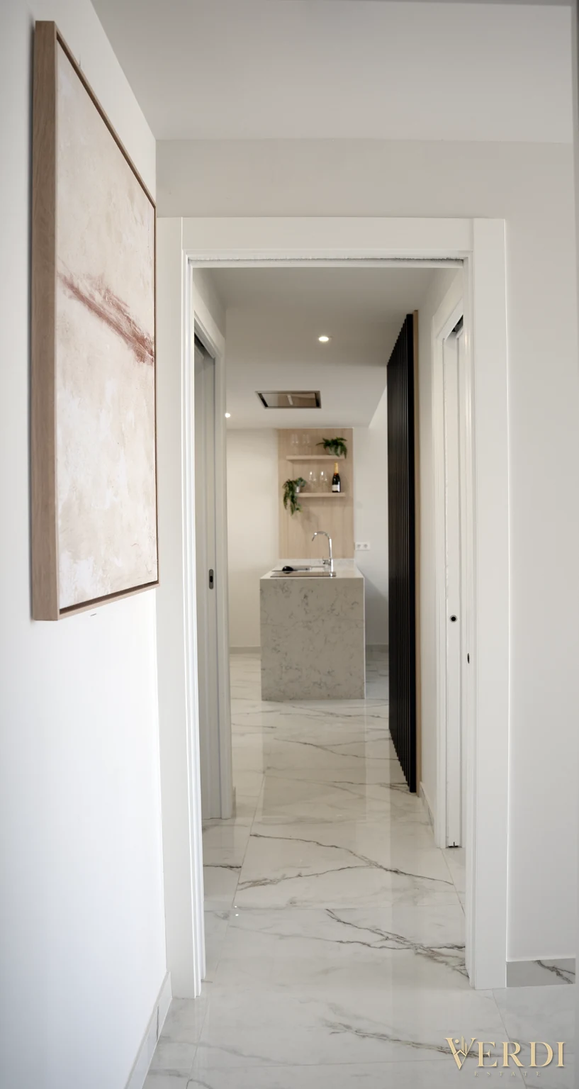 Referencia interior: pasillo y puertas de dormitorios