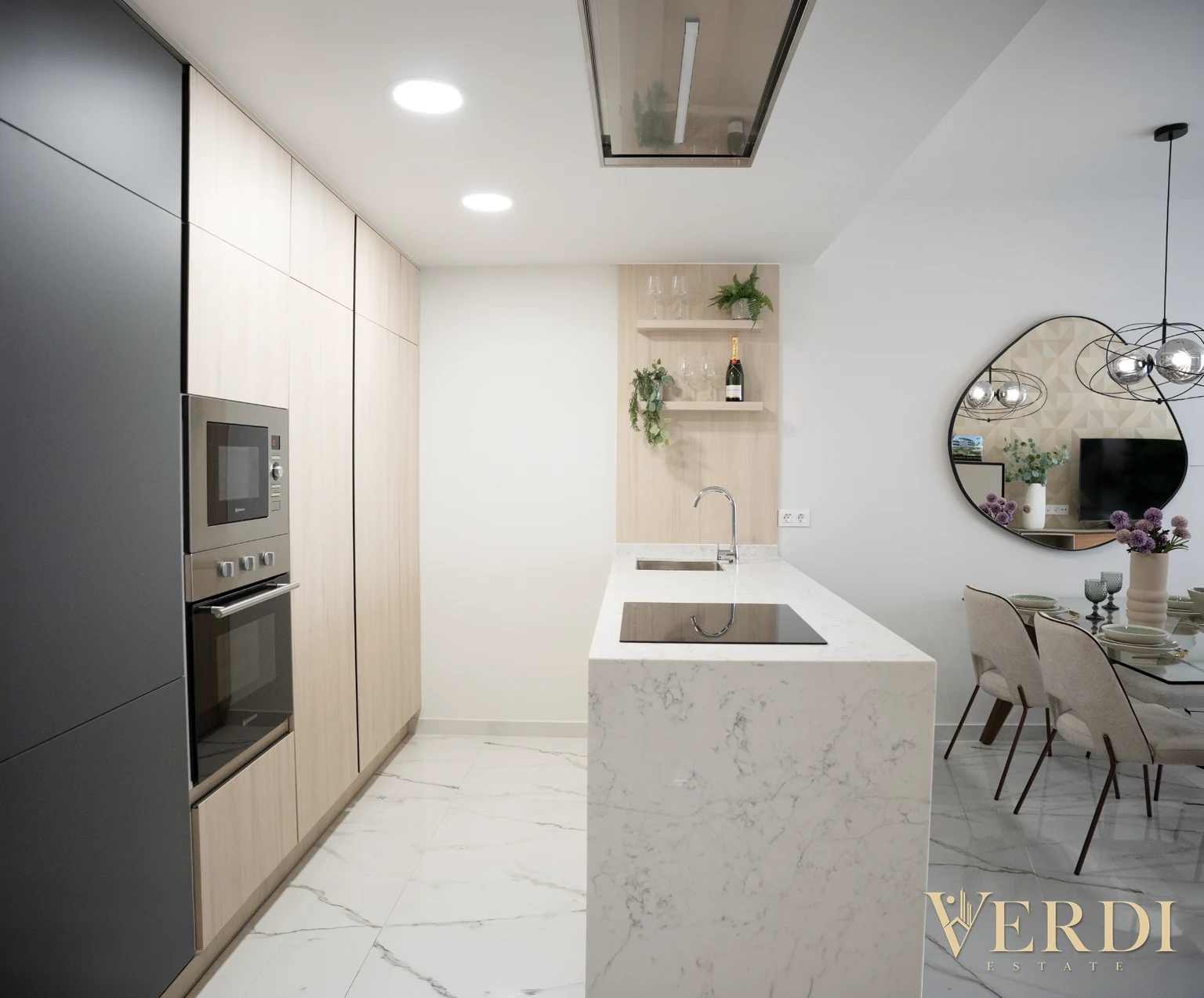 Referencia interior: isla de cocina y electrodomésticos