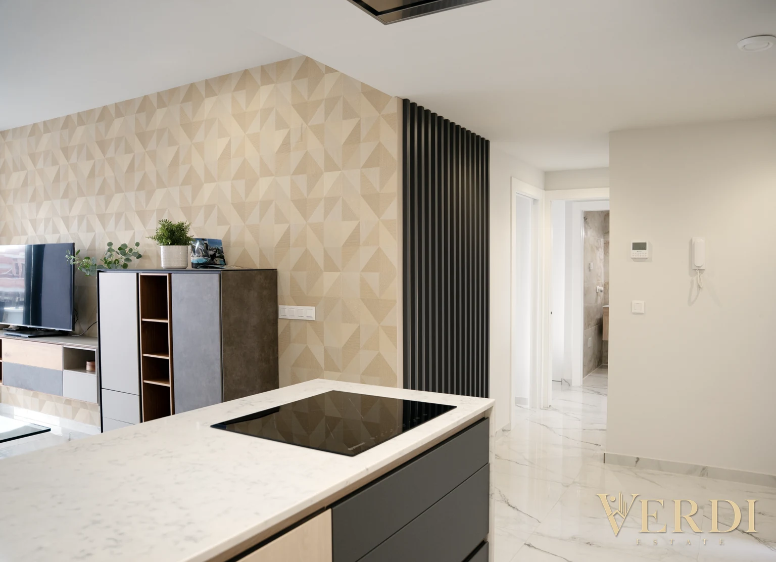 Referencia interior: encimera de cocina y salón