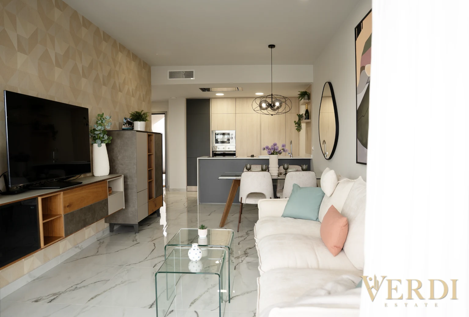Referencia interior: sofá, televisión y cocina abierta
