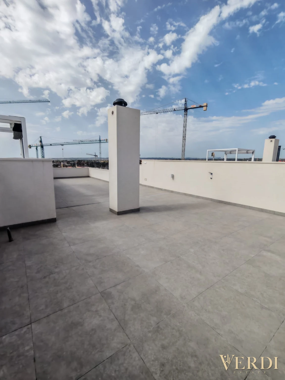 Outdoor reference: solarium and surrounding buildings