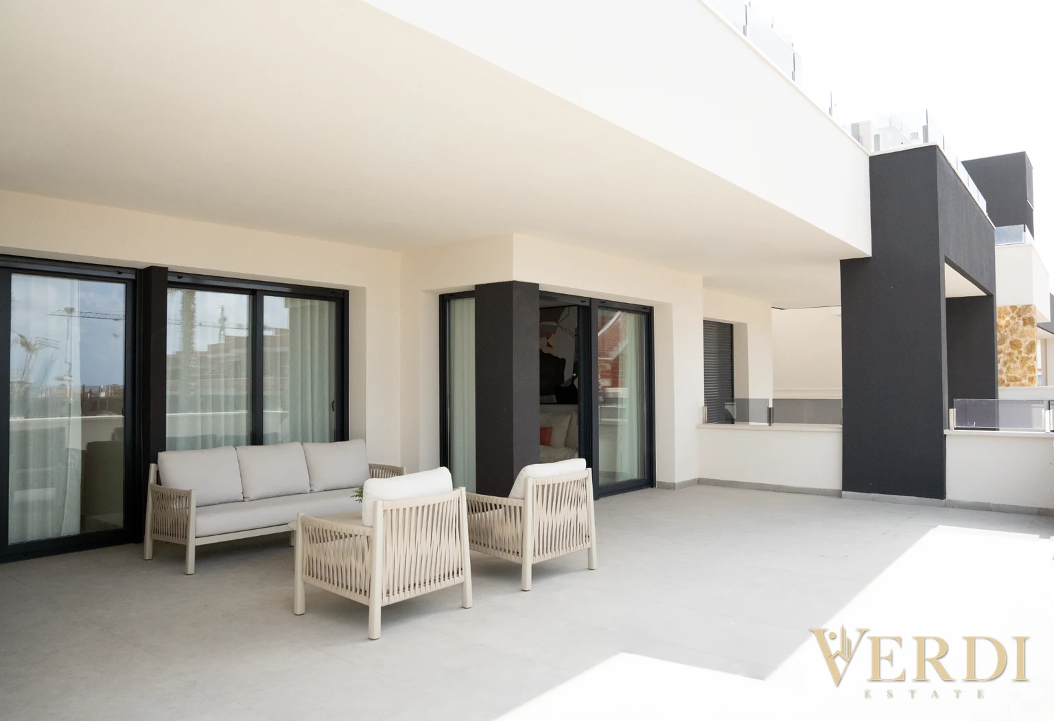 Referencia de terraza: zona cubierta con asientos
