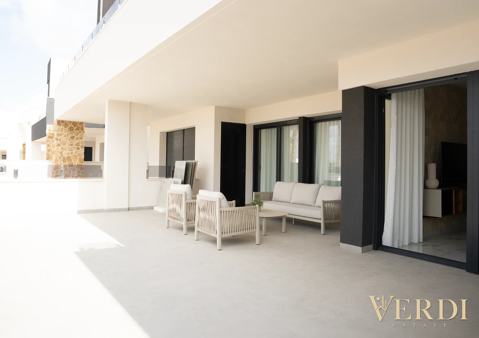 Referencia de terraza: porche y puertas acristaladas
